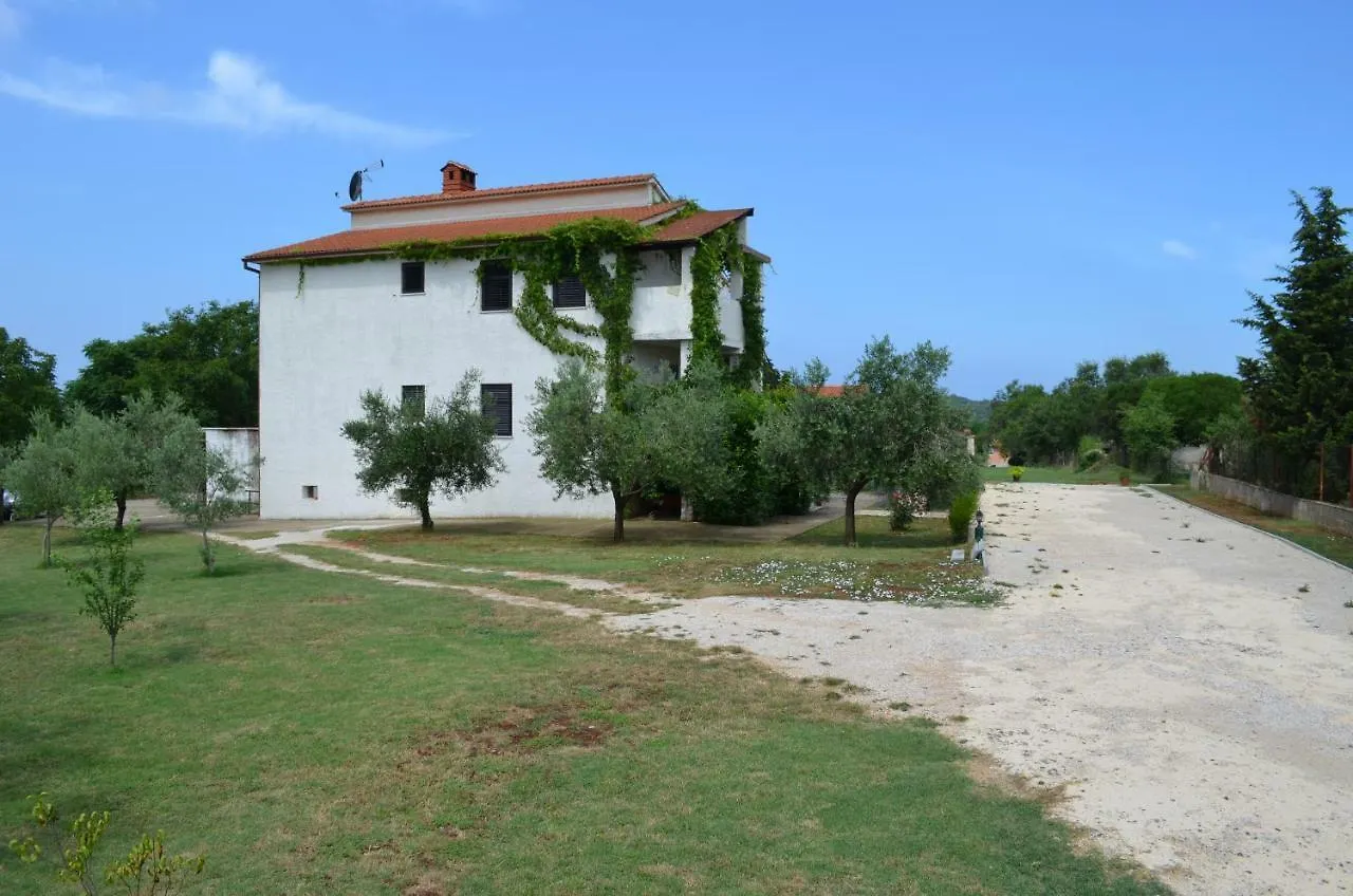 Apartments Niki Pula